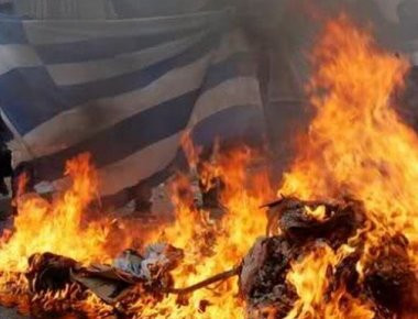 Αλβανοί του UÇÇ έκαψαν την ελληνική σημαία στους Άγιους Σαράντα - Φόβοι για πογκρόμ κατά των Ελλήνων